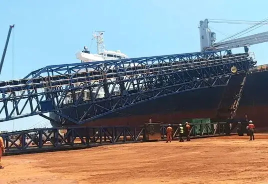 What are the risks of stacking conveyor?